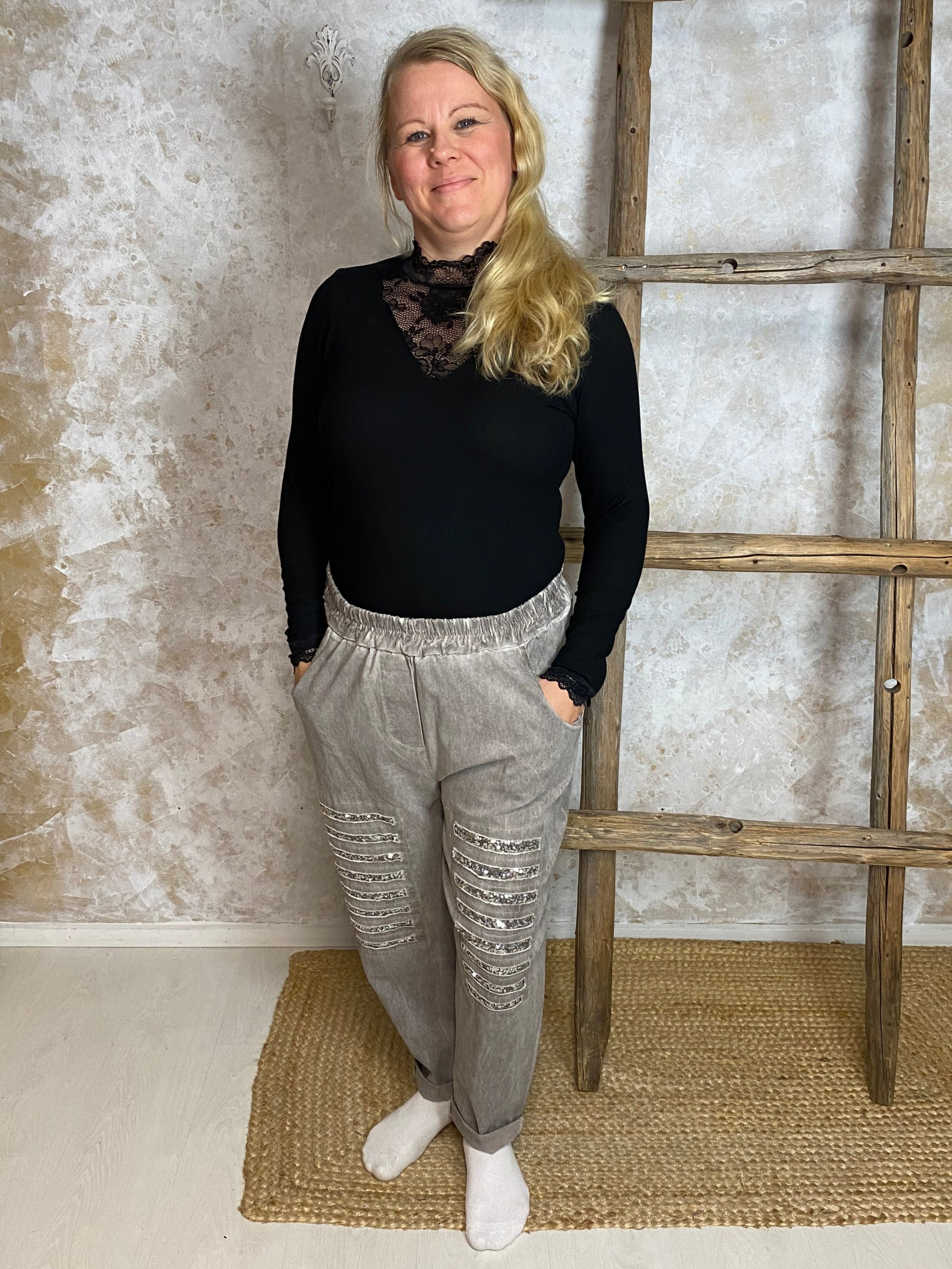 Stretch-housut reilulla mitoituksella, paljettikoristeiset lahkeet, korkea kuminauhavyötärö, taskut, kapeneva lahje