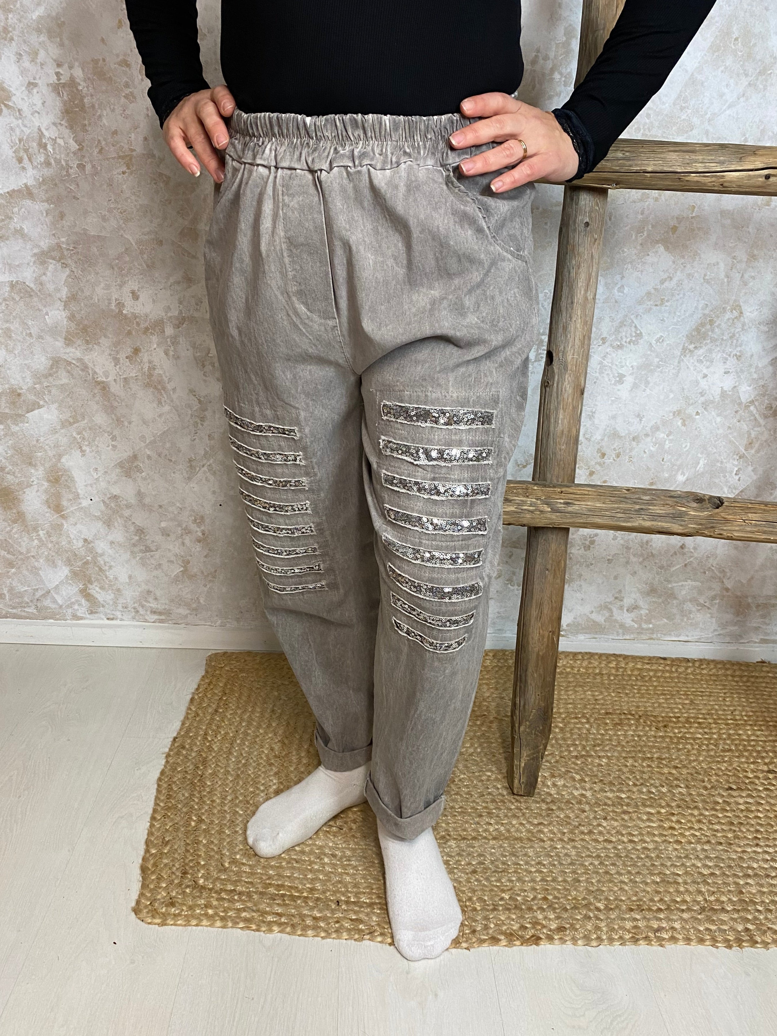 Stretch-housut reilulla mitoituksella, paljettikoristeiset lahkeet, korkea kuminauhavyötärö, taskut, kapeneva lahje