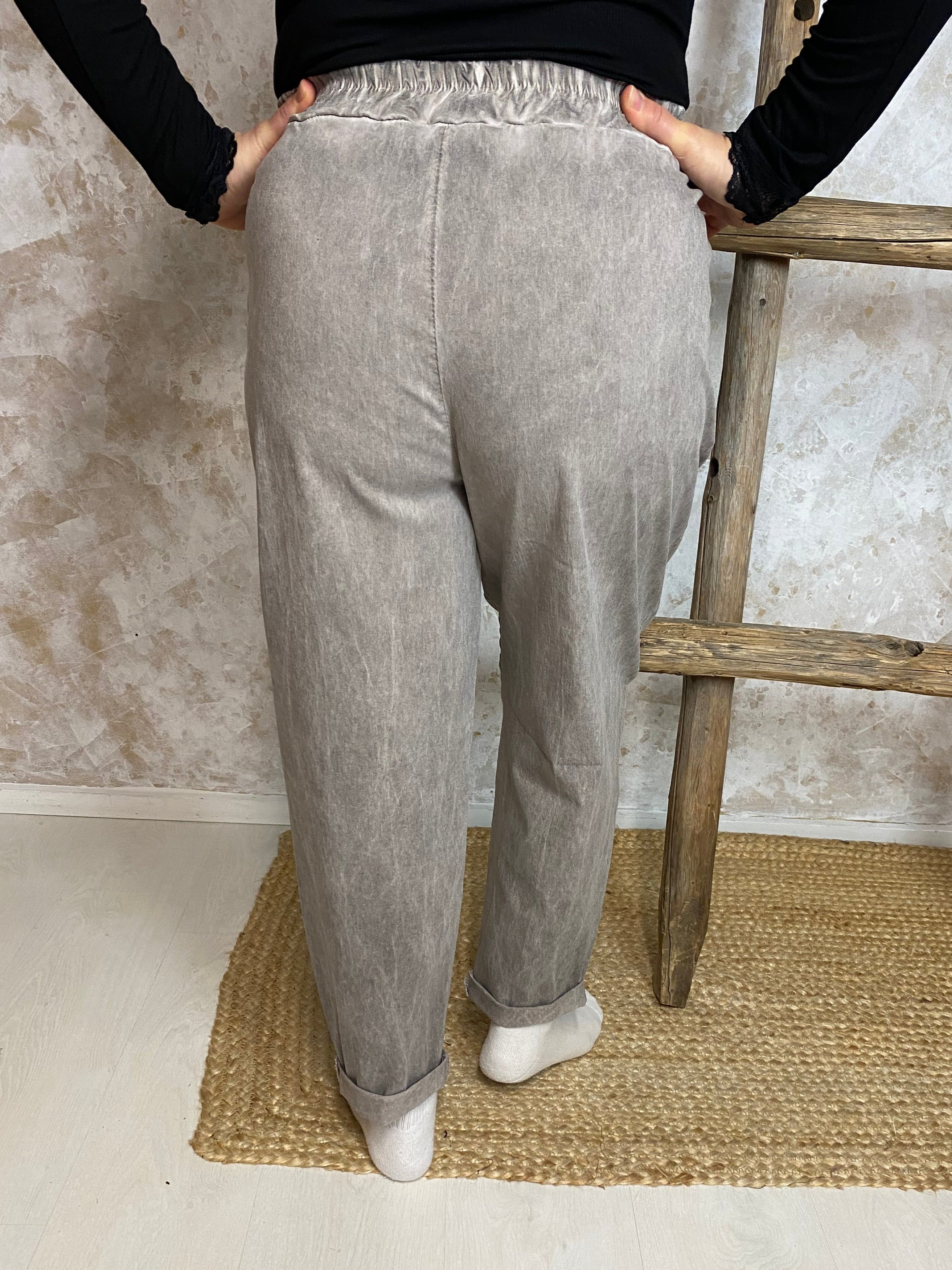 Stretch-housut reilulla mitoituksella, paljettikoristeiset lahkeet, korkea kuminauhavyötärö, taskut, kapeneva lahje