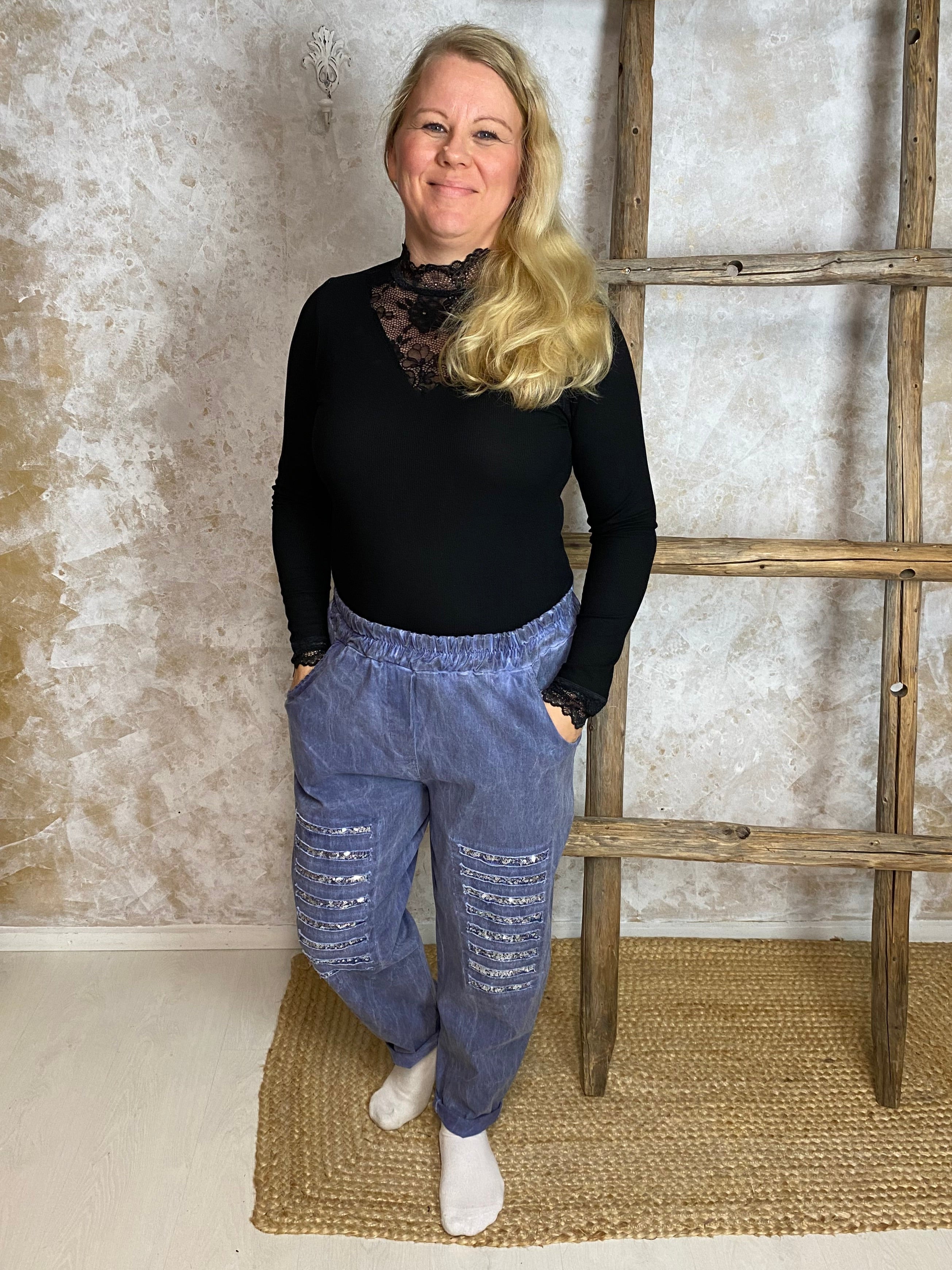 Stretch-housut reilulla mitoituksella, paljettikoristeiset lahkeet, korkea kuminauhavyötärö, taskut, kapeneva lahje