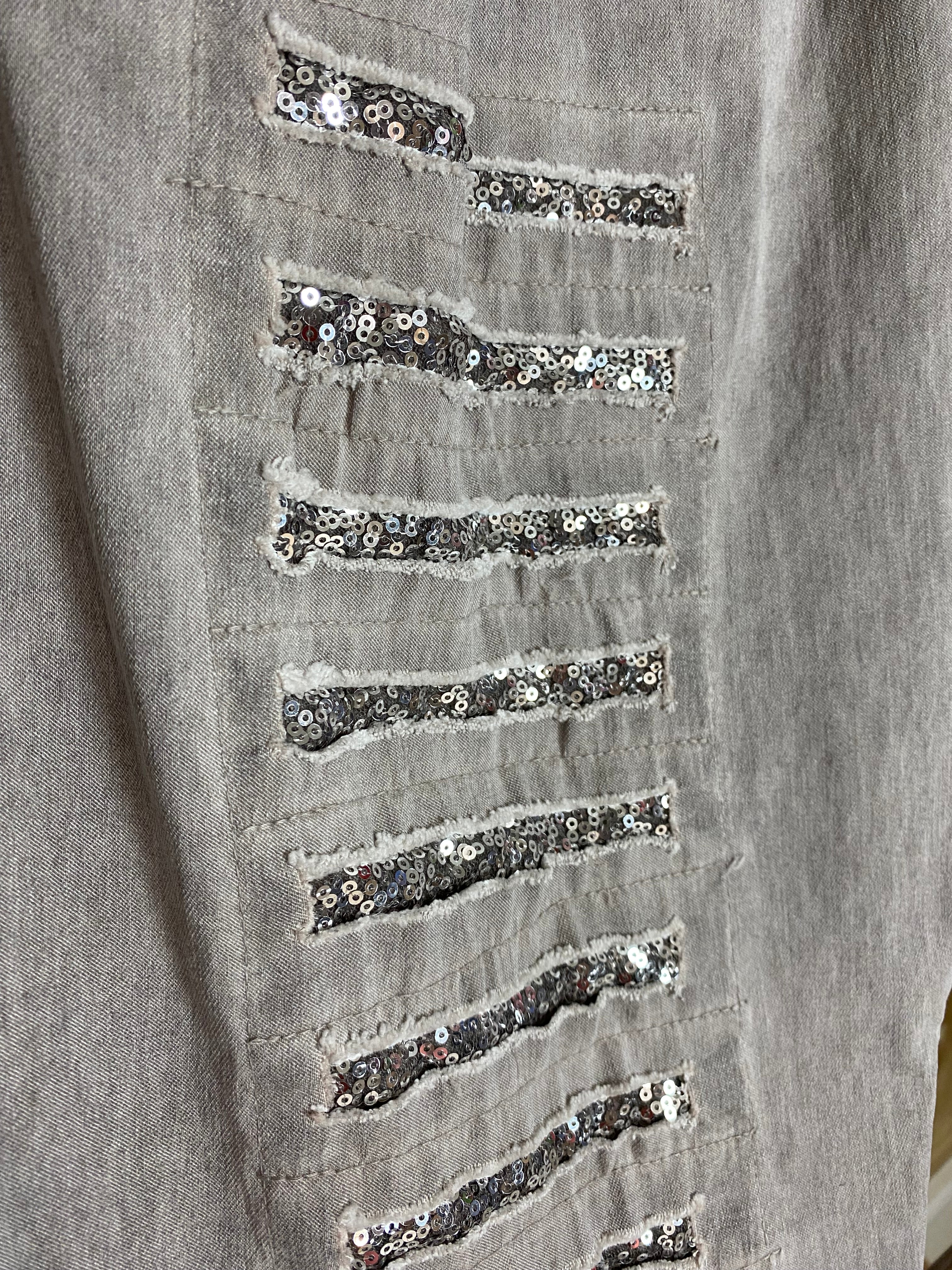 Stretch-housut reilulla mitoituksella, paljettikoristeiset lahkeet, korkea kuminauhavyötärö, taskut, kapeneva lahje