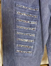 Stretch-housut reilulla mitoituksella, paljettikoristeiset lahkeet, korkea kuminauhavyötärö, taskut, kapeneva lahje