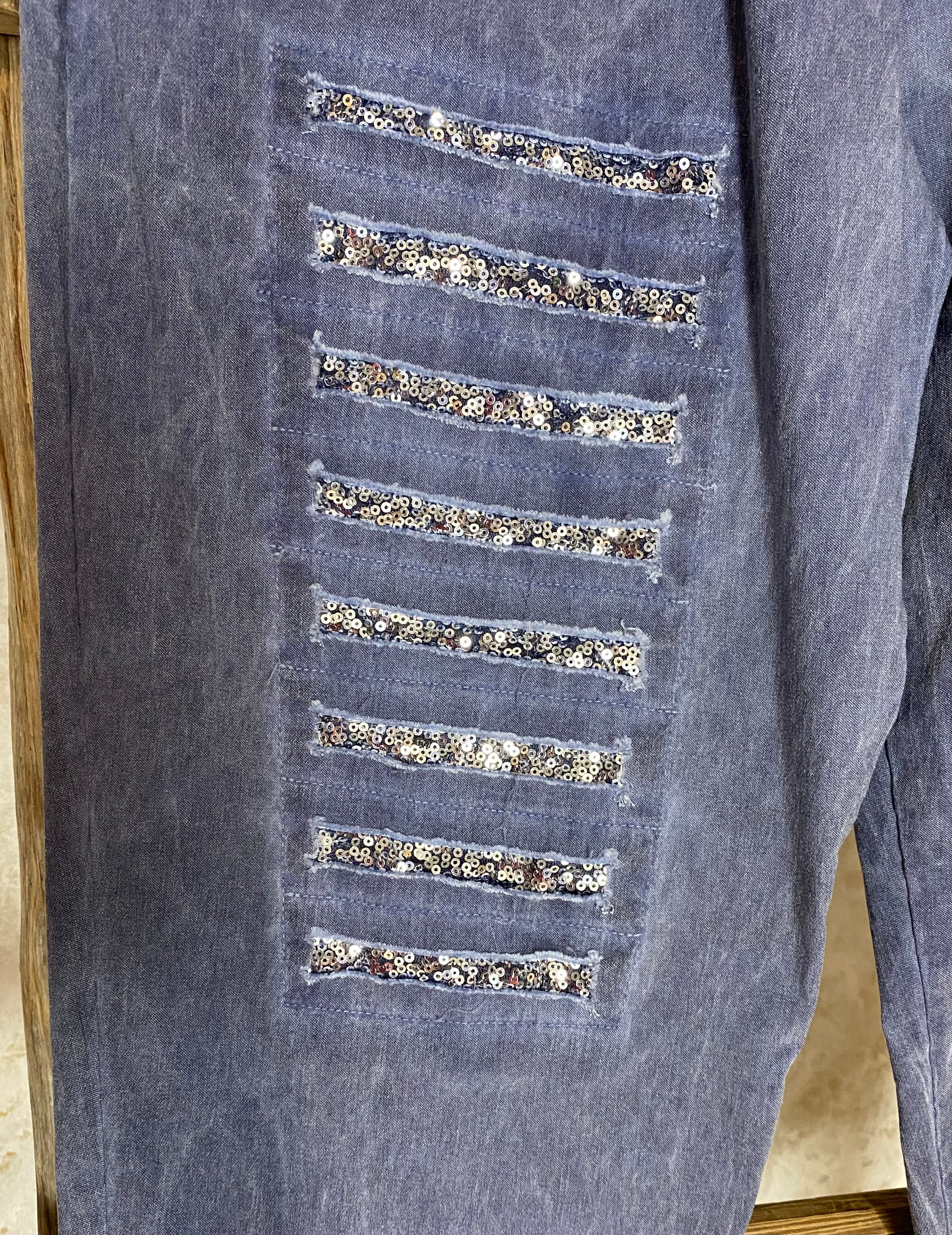 Stretch-housut reilulla mitoituksella, paljettikoristeiset lahkeet, korkea kuminauhavyötärö, taskut, kapeneva lahje