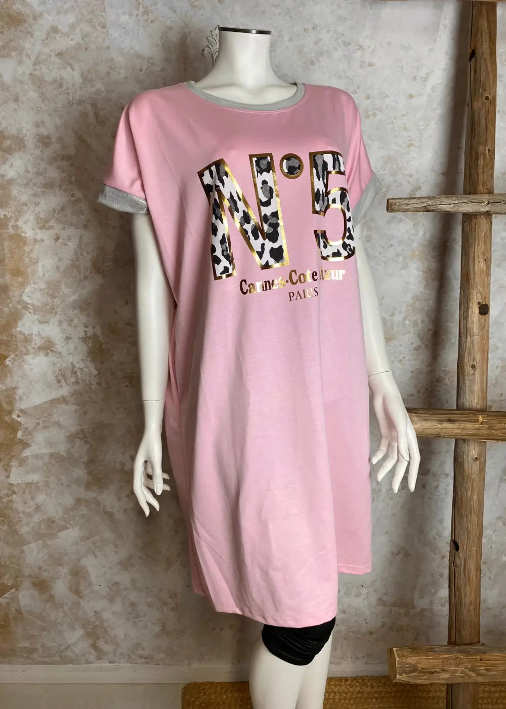 Rento holkkihihainen tunika, suora malli, O-pääntie, leopardiprintti, kultaiset reunat, kimaltavat hopeapäärmeet, Made in Italy.