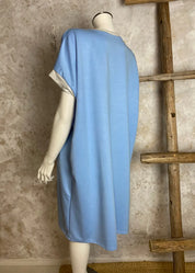 Rento holkkihihainen tunika, suora malli, O-pääntie, leopardiprintti, kultaiset reunat, kimaltavat hopeapäärmeet, Made in Italy.