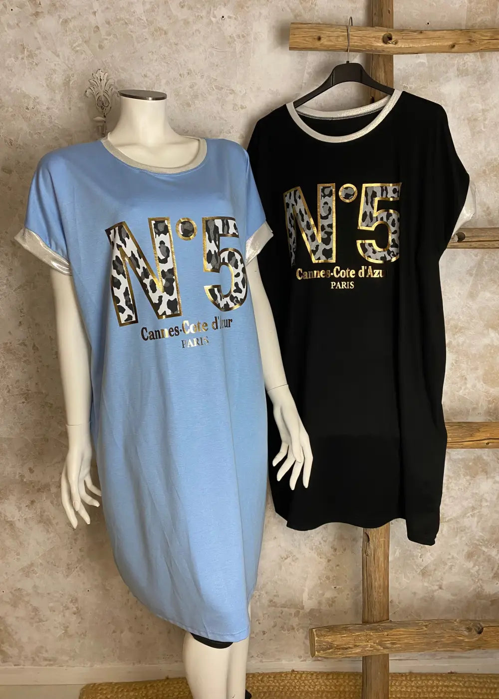 Rento holkkihihainen tunika, suora malli, O-pääntie, leopardiprintti, kultaiset reunat, kimaltavat hopeapäärmeet, Made in Italy.