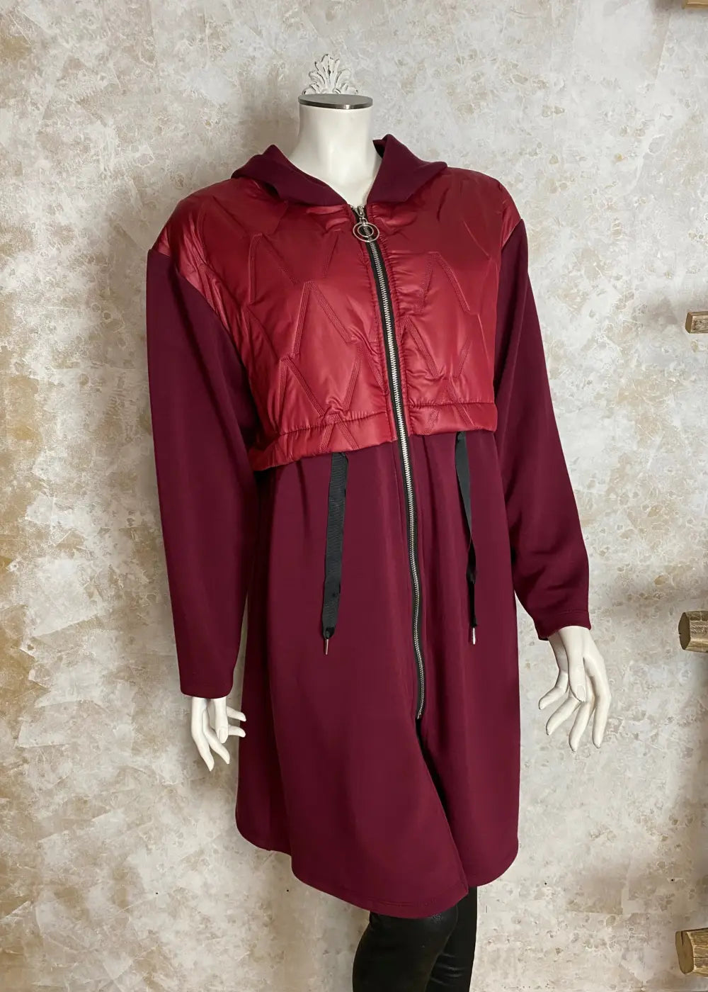 Naisellinen hupullinen collegetakki, jossa toppakangas yläosassa, joustavat hihat ja kiristysnauha vyötäröllä.