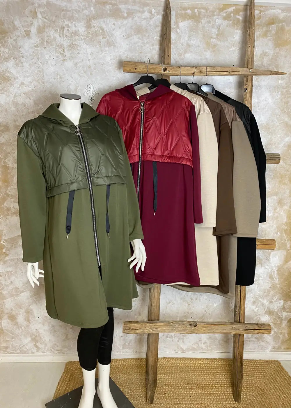 Naisellinen hupullinen collegetakki, jossa toppakangas yläosassa, joustavat hihat ja kiristysnauha vyötäröllä.