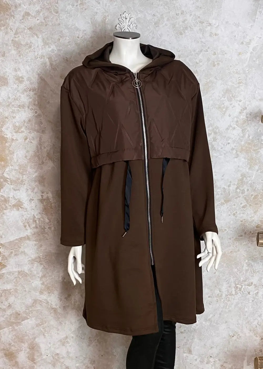 Naisellinen hupullinen collegetakki, jossa toppakangas yläosassa, joustavat hihat ja kiristysnauha vyötäröllä.