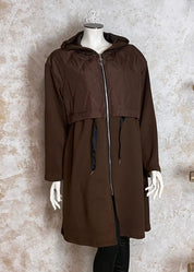 Naisellinen hupullinen collegetakki, jossa toppakangas yläosassa, joustavat hihat ja kiristysnauha vyötäröllä.