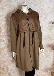 Naisellinen hupullinen collegetakki, jossa toppakangas yläosassa, joustavat hihat ja kiristysnauha vyötäröllä.