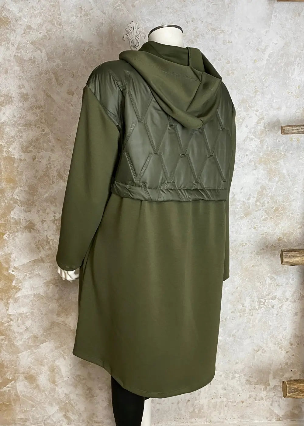 Naisellinen hupullinen collegetakki, jossa toppakangas yläosassa, joustavat hihat ja kiristysnauha vyötäröllä.