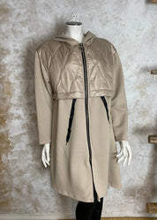 Naisellinen hupullinen collegetakki, jossa toppakangas yläosassa, joustavat hihat ja kiristysnauha vyötäröllä.