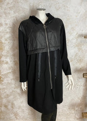 Naisellinen hupullinen collegetakki, jossa toppakangas yläosassa, joustavat hihat ja kiristysnauha vyötäröllä.