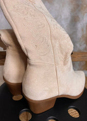 Beiget kirjaillut bootsit mokkamaisella pinnalla, pehmeällä vuorella ja sisäsivun vetoketjukiinnityksellä.