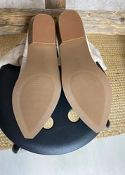 Beiget kirjaillut bootsit mokkamaisella pinnalla, pehmeällä vuorella ja sisäsivun vetoketjukiinnityksellä.