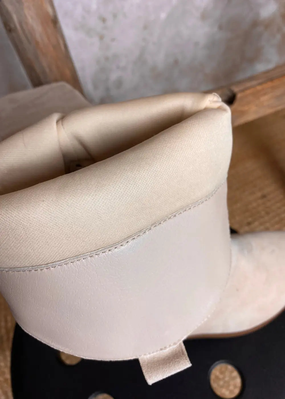 Beiget kirjaillut bootsit mokkamaisella pinnalla, pehmeällä vuorella ja sisäsivun vetoketjukiinnityksellä.