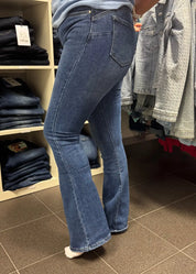 Naisten leveälahkeiset farkut korkealla vyötäröllä – joustavat, mukavat ja tyylikkäät farkut arkeen ja vapaa-aikaan.