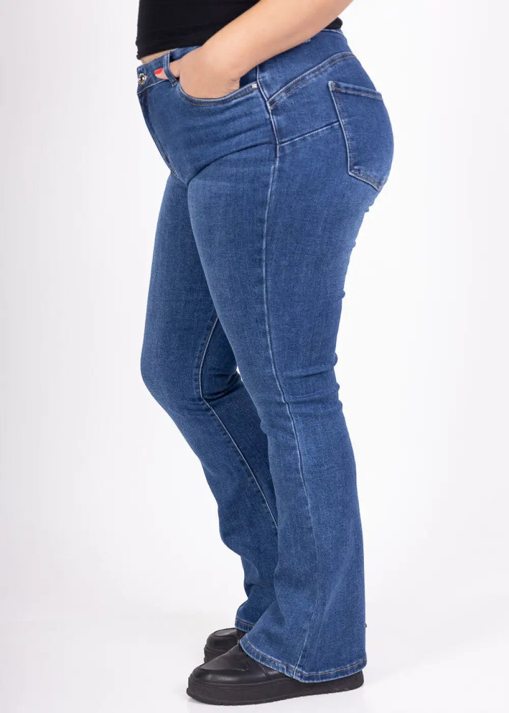 Naisten leveälahkeiset farkut korkealla vyötäröllä – joustavat, mukavat ja tyylikkäät farkut arkeen ja vapaa-aikaan.