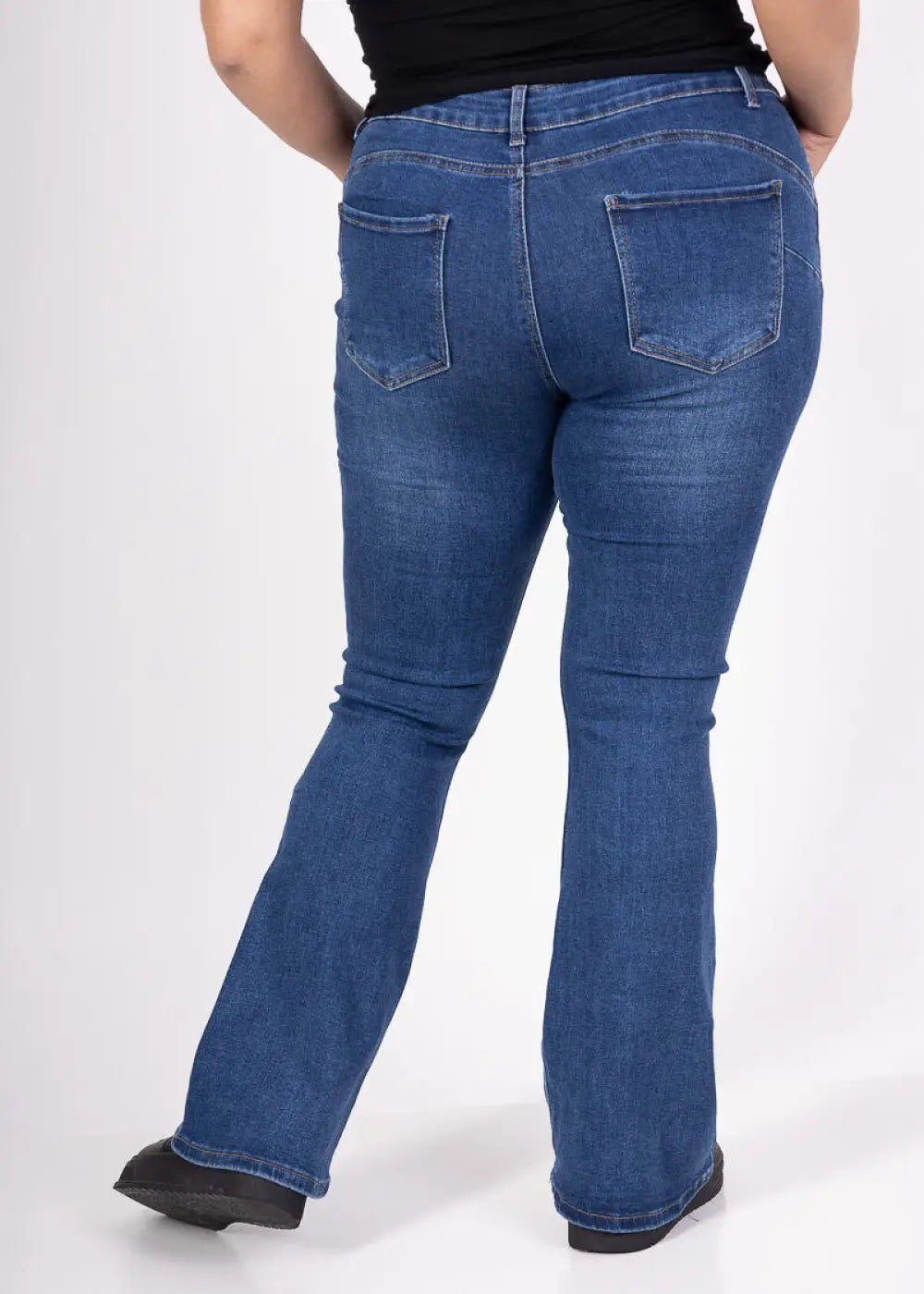 Naisten leveälahkeiset farkut korkealla vyötäröllä – joustavat, mukavat ja tyylikkäät farkut arkeen ja vapaa-aikaan.