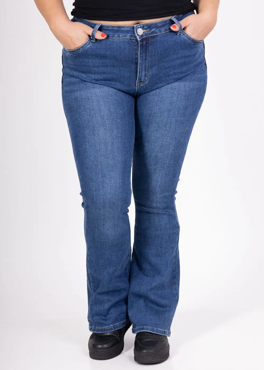 Naisten leveälahkeiset farkut korkealla vyötäröllä – joustavat, mukavat ja tyylikkäät farkut arkeen ja vapaa-aikaan.