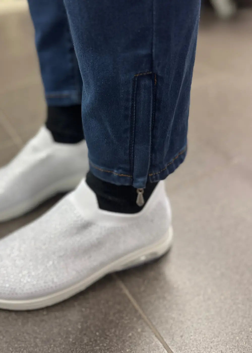 Naisten joustavat farkut, kulutuspesu, lahkeessa vetoketju, lahkeen pituus 70 cm, koot 36–46, hyvä istuvuus, Marc Lauge.