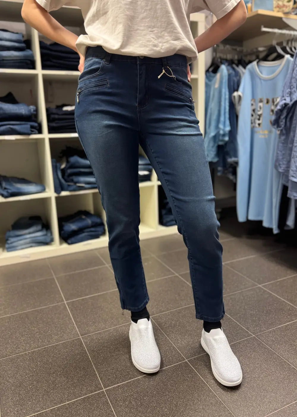 Naisten joustavat farkut, kulutuspesu, lahkeessa vetoketju, lahkeen pituus 70 cm, koot 36–46, hyvä istuvuus, Marc Lauge.