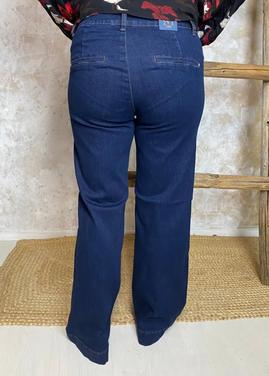 Trendikkäät tummapesu farkut, joissa leveä lahje, korkea vyötärö, power stretch ja nappi- sekä vetoketjukiinnitys.