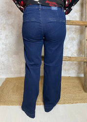 Trendikkäät tummapesu farkut, joissa leveä lahje, korkea vyötärö, power stretch ja nappi- sekä vetoketjukiinnitys.