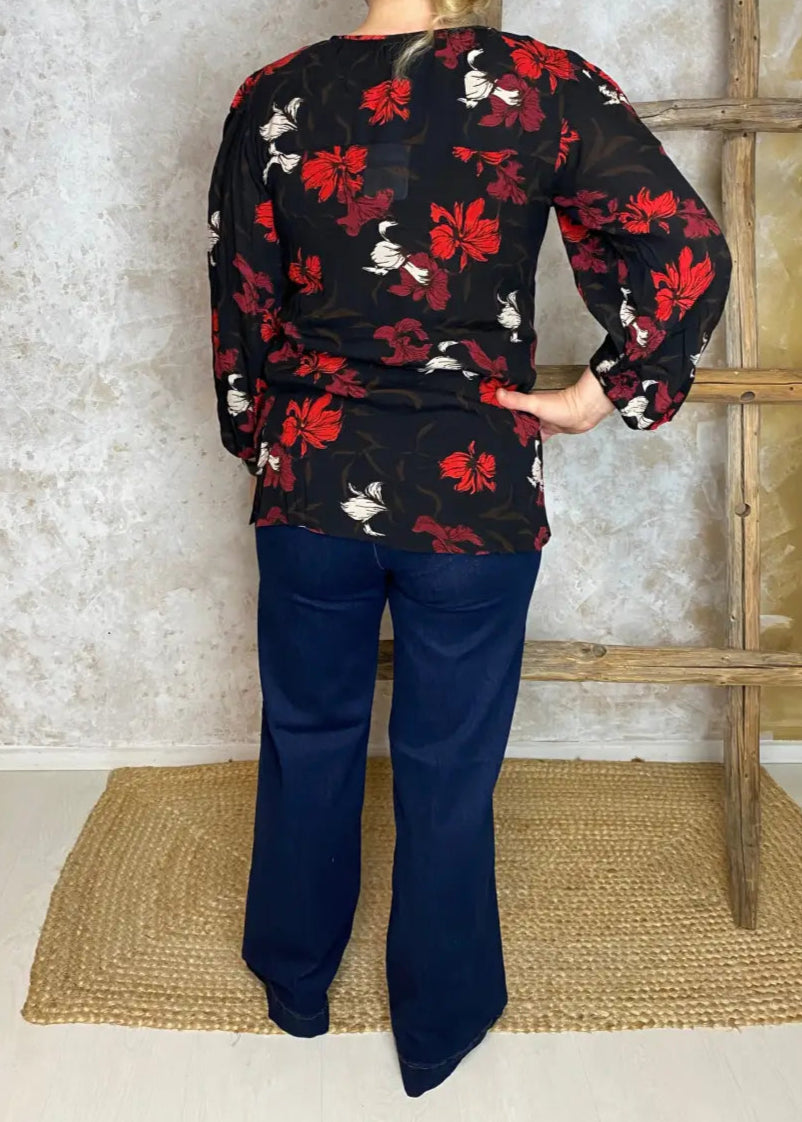 Trendikkäät tummapesu farkut, joissa leveä lahje, korkea vyötärö, power stretch ja nappi- sekä vetoketjukiinnitys.