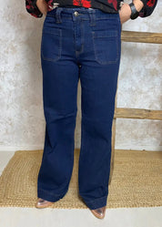 Trendikkäät tummapesu farkut, joissa leveä lahje, korkea vyötärö, power stretch ja nappi- sekä vetoketjukiinnitys.