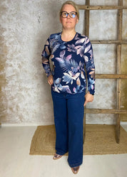 Muodikkaat keskipesu farkut, joissa leveä lahje, korkea vyötärö, taskut, joustava power stretch ja vetoketjukiinnitys.