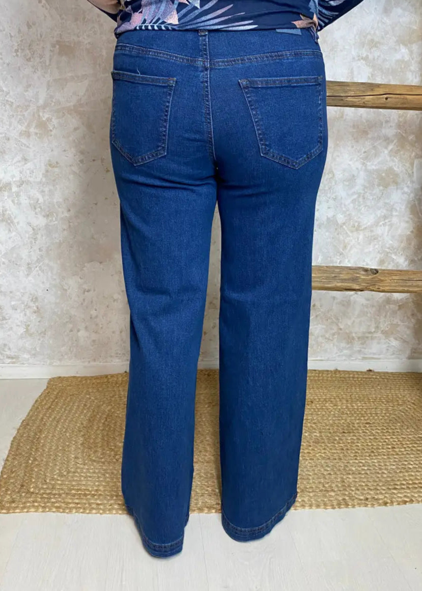 Muodikkaat keskipesu farkut, joissa leveä lahje, korkea vyötärö, taskut, joustava power stretch ja vetoketjukiinnitys.