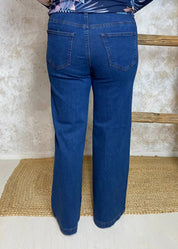 Muodikkaat keskipesu farkut, joissa leveä lahje, korkea vyötärö, taskut, joustava power stretch ja vetoketjukiinnitys.