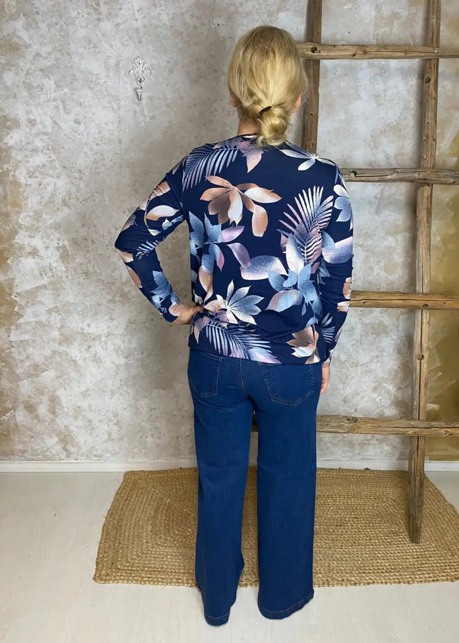 Muodikkaat keskipesu farkut, joissa leveä lahje, korkea vyötärö, taskut, joustava power stretch ja vetoketjukiinnitys.