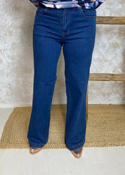 Muodikkaat keskipesu farkut, joissa leveä lahje, korkea vyötärö, taskut, joustava power stretch ja vetoketjukiinnitys.