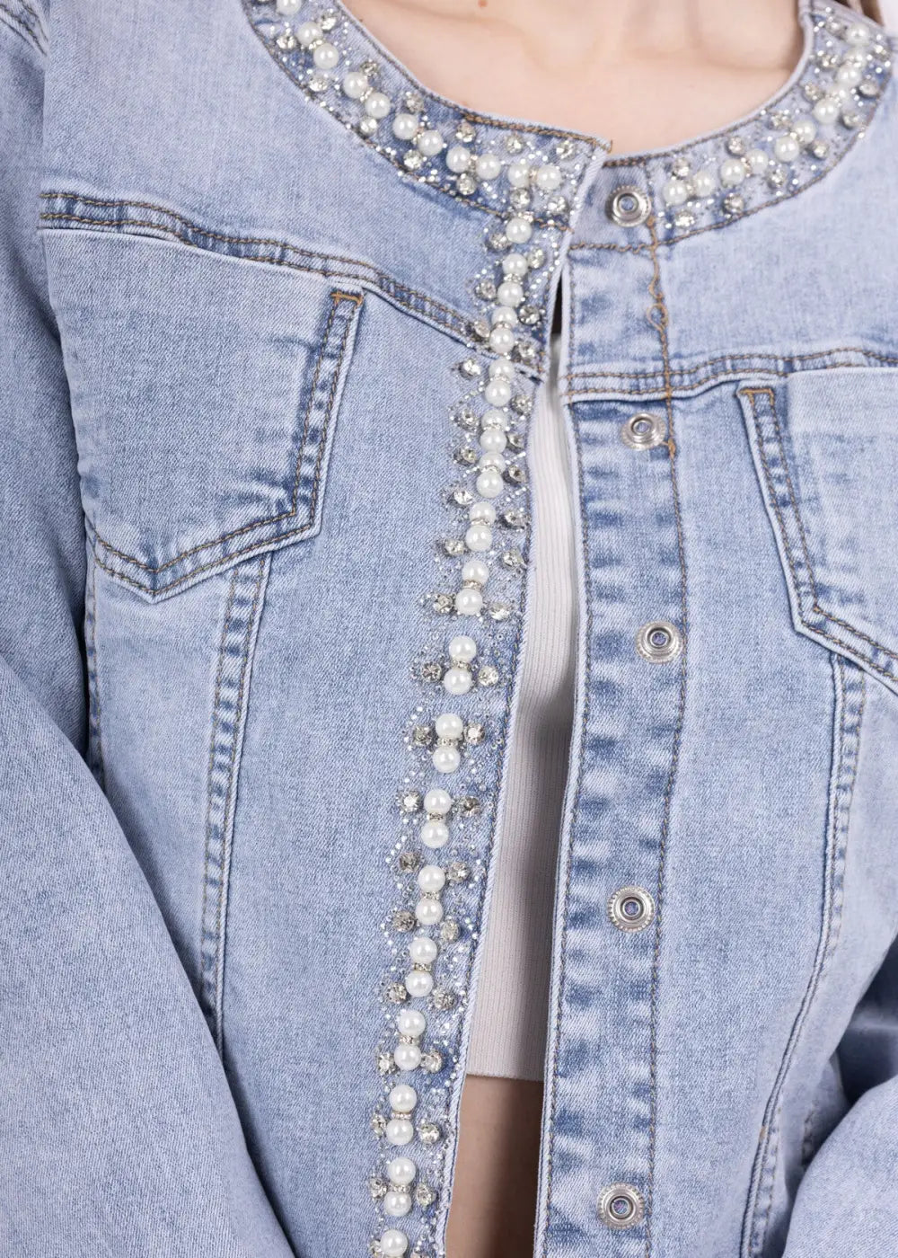 Naisellinen vaaleansininen farkkurotsi helmillä ja strasseilla, joustava materiaali ja käytännölliset rintataskut.