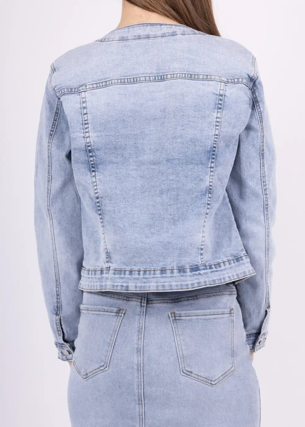 Naisellinen vaaleansininen farkkurotsi helmillä ja strasseilla, joustava materiaali ja käytännölliset rintataskut.