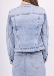 Naisellinen vaaleansininen farkkurotsi helmillä ja strasseilla, joustava materiaali ja käytännölliset rintataskut.