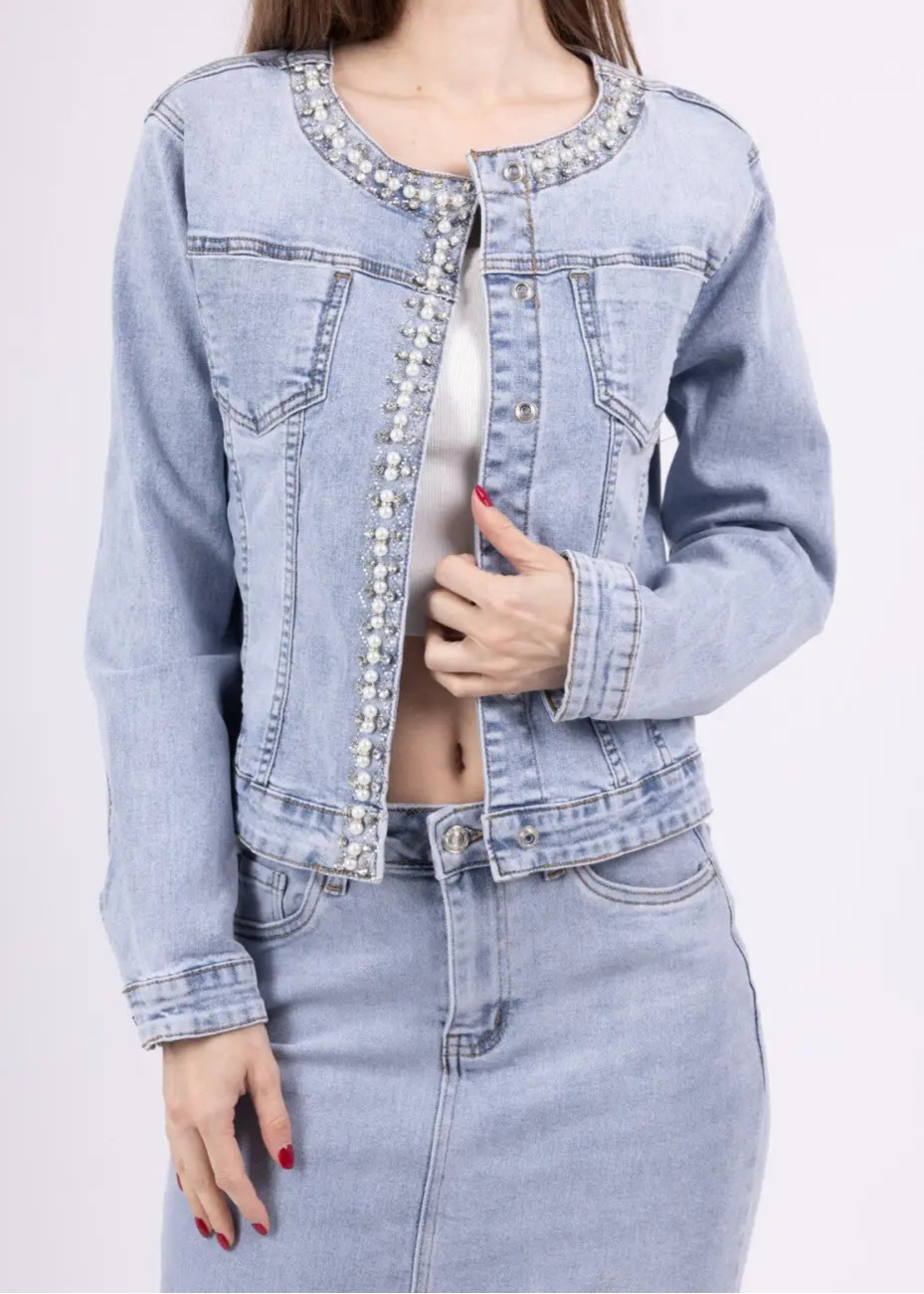 Naisellinen vaaleansininen farkkurotsi helmillä ja strasseilla, joustava materiaali ja käytännölliset rintataskut.