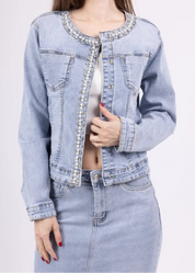 Naisellinen vaaleansininen farkkurotsi helmillä ja strasseilla, joustava materiaali ja käytännölliset rintataskut.