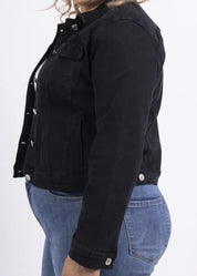 Musta stretch-farkkurotsi naisille – joustava, tyylikäs ja monikäyttöinen takki arkeen ja vapaa-aikaan.