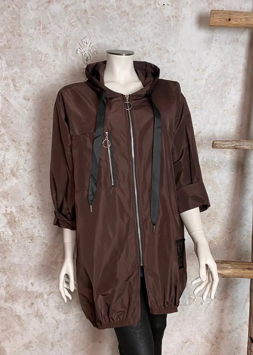 Vedenpitävä A-linjainen festaritakki hupulla – kevyt, tyylikäs ja käytännöllinen suoja arkeen, ulkoiluun ja tapahtumiin.