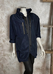 Vedenpitävä A-linjainen festaritakki hupulla – kevyt, tyylikäs ja käytännöllinen suoja arkeen, ulkoiluun ja tapahtumiin.