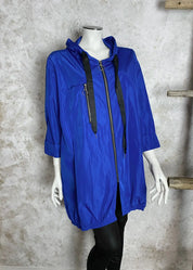 Vedenpitävä A-linjainen festaritakki hupulla – kevyt, tyylikäs ja käytännöllinen suoja arkeen, ulkoiluun ja tapahtumiin.