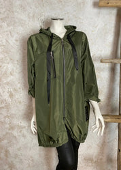 Vedenpitävä A-linjainen festaritakki hupulla – kevyt, tyylikäs ja käytännöllinen suoja arkeen, ulkoiluun ja tapahtumiin.