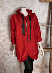 Vedenpitävä A-linjainen festaritakki hupulla – kevyt, tyylikäs ja käytännöllinen suoja arkeen, ulkoiluun ja tapahtumiin.