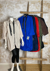 Vedenpitävä A-linjainen festaritakki hupulla – kevyt, tyylikäs ja käytännöllinen suoja arkeen, ulkoiluun ja tapahtumiin.