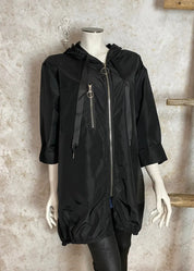 Vedenpitävä A-linjainen festaritakki hupulla – kevyt, tyylikäs ja käytännöllinen suoja arkeen, ulkoiluun ja tapahtumiin.