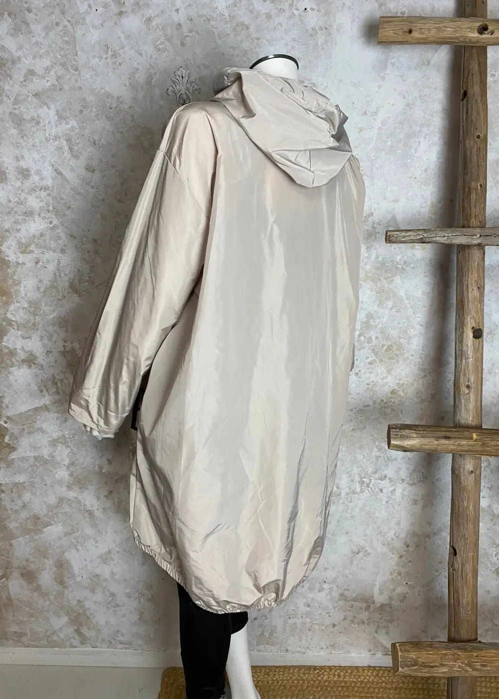 Vedenpitävä A-linjainen festaritakki hupulla – kevyt, tyylikäs ja käytännöllinen suoja arkeen, ulkoiluun ja tapahtumiin.